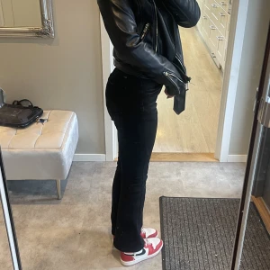 Jeans från shein  - Säljer dessa svarta bootcut jeans från shein. Helt oanvända. Säljer pga att jag råkade köpa två par likadana. Stl xs, lite korta om man inte har skor men de sitter bra på mig som är 164. Stretchiga. Nypris 259 kr. Köpare står för frakt, pris kan diskutera