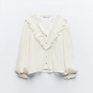 blus zara - Säljer denna blus från zara pågrund av att den inte kommer till användning. Använd max 1 gång. Skriv för egna bilder