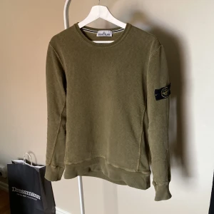 Stone island tröja  - Snygg stone island tröja, passar både s och m. Skick 9/10 Nypris:2899kr Några frågor om tröjan så är det bara att skriva👌