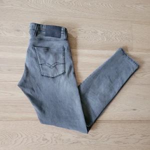 Replay jeans - Riktigt feta gråa replay anbass jeans! Storlek W30L30, jag är 185