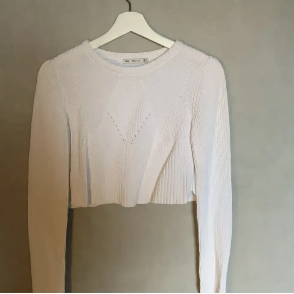 En stickad croppad tröja i strl M ifrån ”Zara knit”. Personligen skulle jag dock säga att denna tröja passar en strl S bättre då den är liten i storleken 🤍(Ps den är väldigt kort) Säljer då den ej används.. Yläosat.