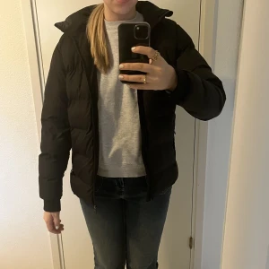 Svart vinterjacka  - Säljer den här jättesnygga vinterjackan från mckinley. Säljer då den börjar bli förliten för mig. I storlek 158/164 men jag skulle säga att det passar xxs/xs/s/m. Dock ett litet hål men går lätt att laga. Skriv om du har några funderingar💕💗💗💗💕💕
