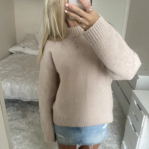 Stickad tröja - Säljer denna ljusrosa stickade tröjan från H&M. Den är något nopprig men inget man tänker jättemycket på. Direktpris: 300kr. Har du någon fråga är det bara att höra av dig🫶🏻