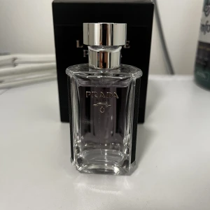 Prada L’homme 50ml - Säljer nu denna fräscha och eleganta parfymen, endast tagit ca 10 spray av den då den inte passade mig riktigt. 