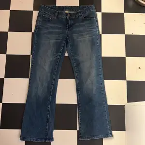 Super fina bootcut och lågmidjade jeans, inga defekter alls. Midjemåttet är 40 cm tvärs över och innerbenslängden är 72 cm 💕