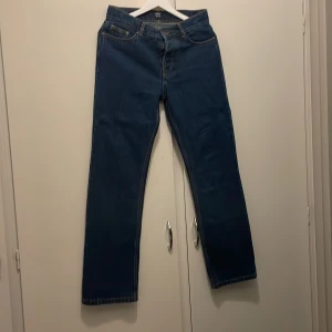 Montén Jeans - Limiterade Montén Jeans i storlek 30/30 som sitter perfekt om man är emellan 170/175. Färgen är mörkblå och dem är aldrig använda