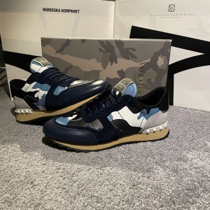 Valentino rockrunner - Skit snygga rockrunners i storlek 44! Box,kuvert och snören medföljer🇮🇹 kan gå ner i pris vid snabb affär🍾