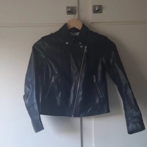 Bikerjacka svart - Bikerjacka i jättefint skick.