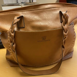 Brun väska - Jätte snygg brun väska,😍rymmer dator skolböcker mm