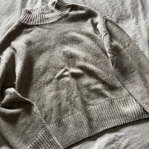 Stickad tröja - Stickar tröja ifrån dobber som är i storlek L och använt skick💗