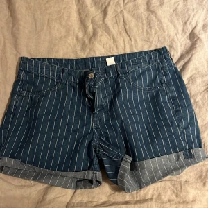 Randiga jeansshorts  - Ett antal gånger har dessa randiga jeansshorts använts men fortfarande i bra skick.