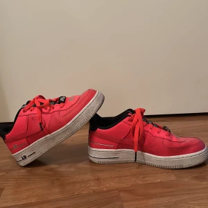 Nike skor - Super coola Nike skor, använda några gånger därav att sulan är lite smutsig men väldigt lätt att tvätta bort 