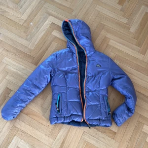 Dunjacka (vändbar) - Lila/marinblå dunjacka från LK International. 