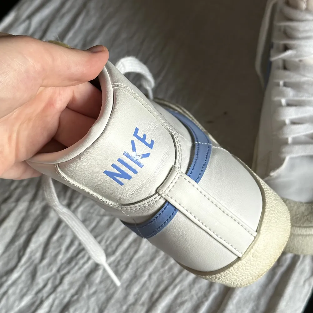 Nike blazer mid sneakers🤍 Använd 2 gånger! Liten i storleken.. Skor.