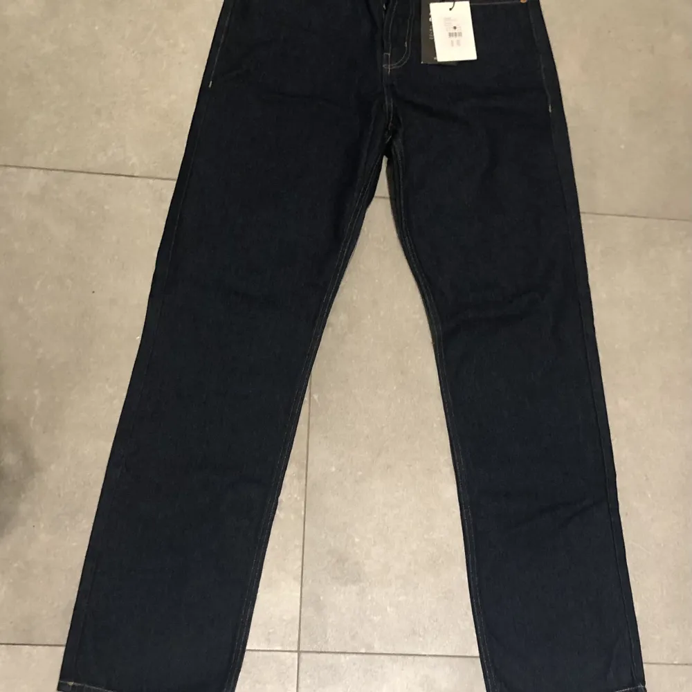Mörkblå jeans köpta från Junkjard för 499kr men är aldrig använda prislapp finns kvar. Storlek: W27 motsvarar S . Jeans & Byxor.