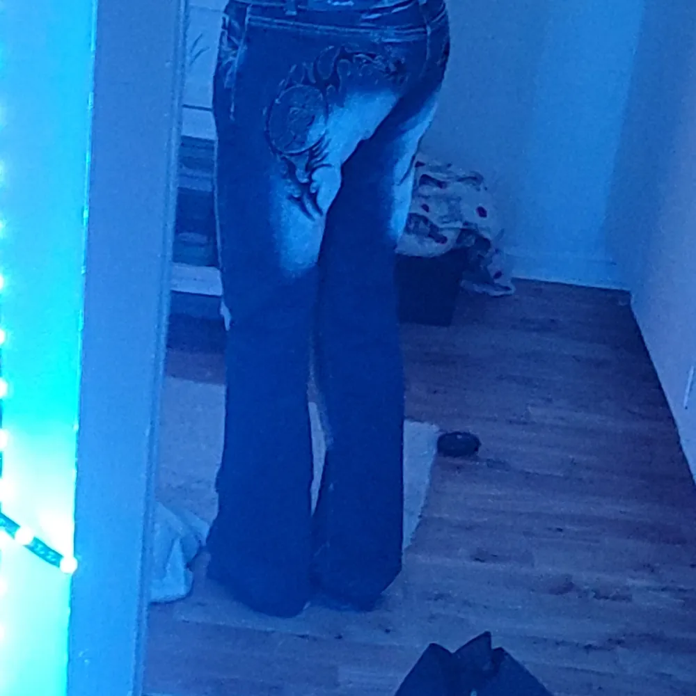 Säljer dessa byxor är osäker på storlek men skulle säga s. Vet inte vart dom är ifrån köparen står för frakten 💕📦. Jeans & Byxor.