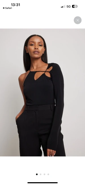 Festlig topp - Topp från nakd, använd 1 gång som ny🖤 går att knyta i bak, strl xs men passsar mig som har s 