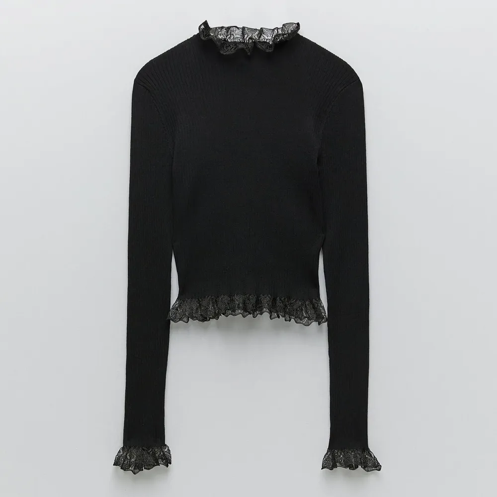 Intressekoll på tröja från Zara, slutsåld modell. Storlek S, passar även XS. Ribbad svart med spets på kanterna och vid halskanten. Nypris 399kr. . Toppar.
