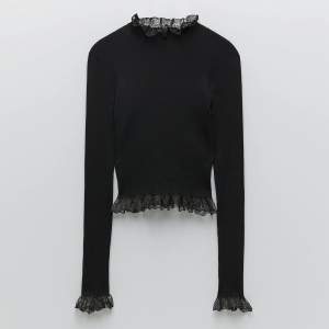Intressekoll på tröja från Zara, slutsåld modell. Storlek S, passar även XS. Ribbad svart med spets på kanterna och vid halskanten. Nypris 399kr. 