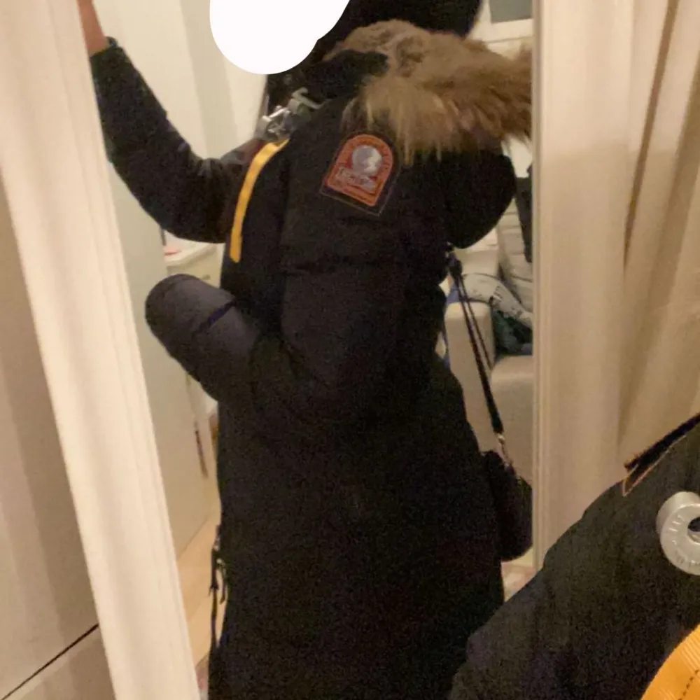 Hej, min vän säljer nu sin parajumper longbear på grund av att den inte kommer till användning längre. Jackan är i nytt skick, den är använd endast en vinter. Kvitto medföljer tyvärr inte men QR kod går att skanna. Pris kan diskuteras vid snabbköp! . Jackor.