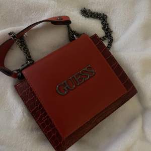 Röd guess väska, inga fel med väskan ,köpt i Grekland så har ingen aning om äktheten men den är väldigt unik !!