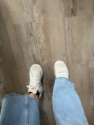 Campus adidas skor - Säljer nu mina Adidas sneakers (campus), dom är lite smutsiga, men har ej testat tvätta, men skulle gissa på att det mesta skulle kunna gå bort. 