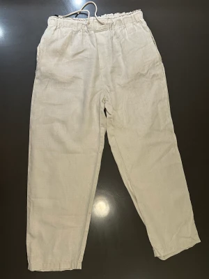 Linnebyxor - Bra passform på linnebyxorn. De är från mango. Allt är bra förutom ett hål mellan bene. Hålet synns ej när man går men det är lätt fixa med symaskin. Nypris runt 500-600. Pris kan diskuteras vid snabb affär.