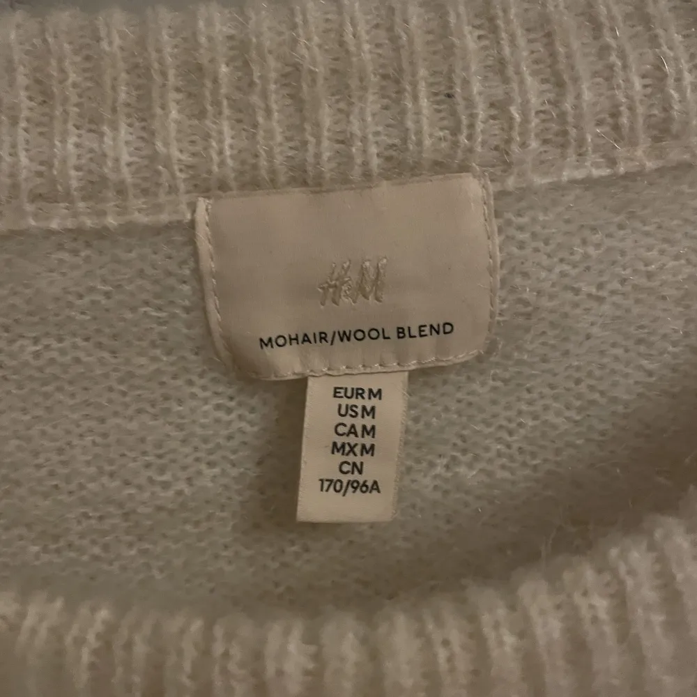 Säljer min jättefina stickade tröja från H&M, då jag den inte kommer till användning🤍  Jag har använt den vid några tillfällen, men den är i bra skick och har inga defekter. Önskas fler bilder löser jag det! 🥰  Ordinariepris: 599kr. Tröjor & Koftor.