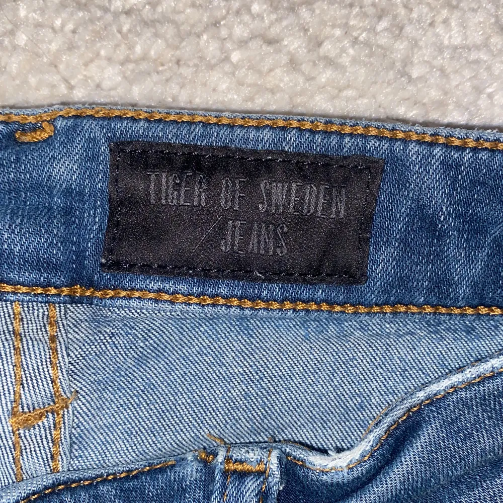 Jätte fina jeans, väldigt bra skick. Säljer för att jag behöver pengar och redan har jeans i denna färg. Pris kan diskuteras. Nypris är 1700kr. Jeans & Byxor.