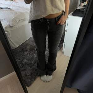 Säljer nu mina lågmidjade mörkgråa jeans 🥰 Midjemått: 38 Innerbenslängd: 81 De har inga defekter och är i nyskick!!! Säljer pga att de inte kommer till användning ☺️ Köparen står för frakten. 