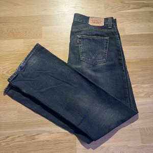 Levis 512  - Säljer helt oanvända Levis 512 farsan haft i garderoben, nypris: ca 1100 . Sjukt snygga byxor påminner mig om replay jeans 