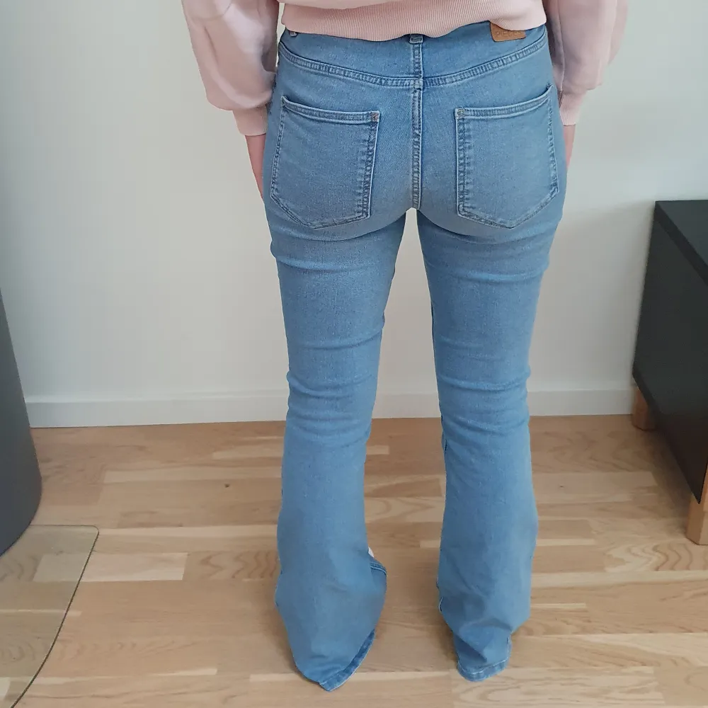 Ljusblå bootcut jeans 💙. Jeans & Byxor.