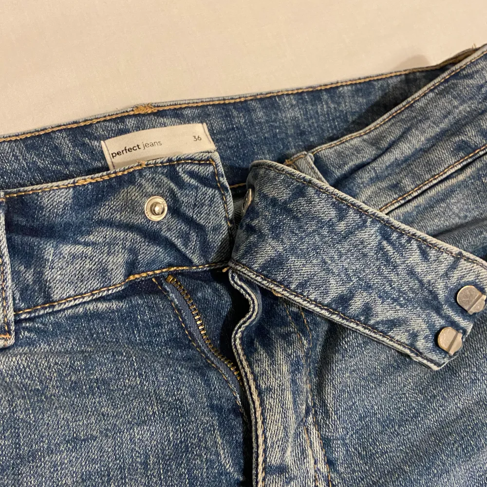 Säljer dessa Lågmidjade bootcut jeans som används få gånger då dom är i nyskick! Köpt för 500kr. 🙌🏻💋❤️‍🔥. Jeans & Byxor.