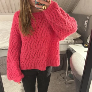 Stickad tröja - Verkligen sååå fin stickad tröja🩷 Den är använd 1 gång bara och har sparat prislappen🩷