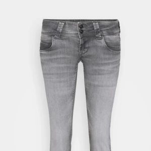 Pepe jeans 24/30 - Säljer mina jätte fina pepe jeans i storlek 24/30. Jag säljer eftersom dom inte passar min stil länge, jeansen är andvända ett få tal gånger men har inga skador eller defekter. Mina jeans har en lite mörkare grå färg än vad det är på bilden.Pris kan ändra
