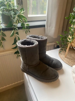 Gråa Uggs - varma uggs som jag har haft ett tag men använt typ 3 gånger