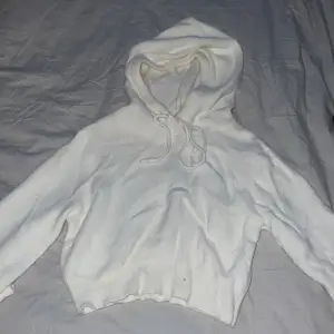 En croppad hoodie från Zara, storlek medium men väldigt liten. Skulle säga att den mer är XS/S, säljer pga att den är för liten för mig. Lurvig, mjuk och jättefin