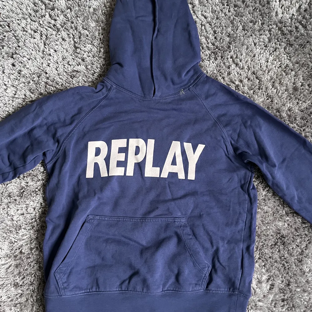Blå hoodie från Replay i storlek XS🤍 Väldigt lite använd, väldigt bra skick . Hoodies.
