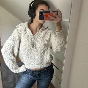 Cardigan  - Kabelstickad tröja! Köptes på Zarah barnavdelning. Men passar mig som bär S-M 😀 Tröjan är i gott skick