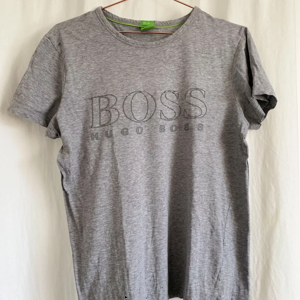 Säljer denna Hugo boss T-shirt rätt sliten där av priset. . T-shirts.