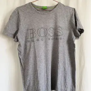 Säljer denna Hugo boss T-shirt rätt sliten där av priset. 