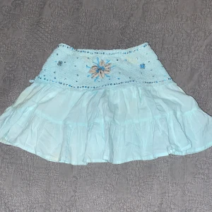 Ljus blå kjol med snäckor💗 - Super fin älskar den, men den har tyvärr blivit för liten så jag säljer den🤗🤗 vi kan diskutera pris o annat💗