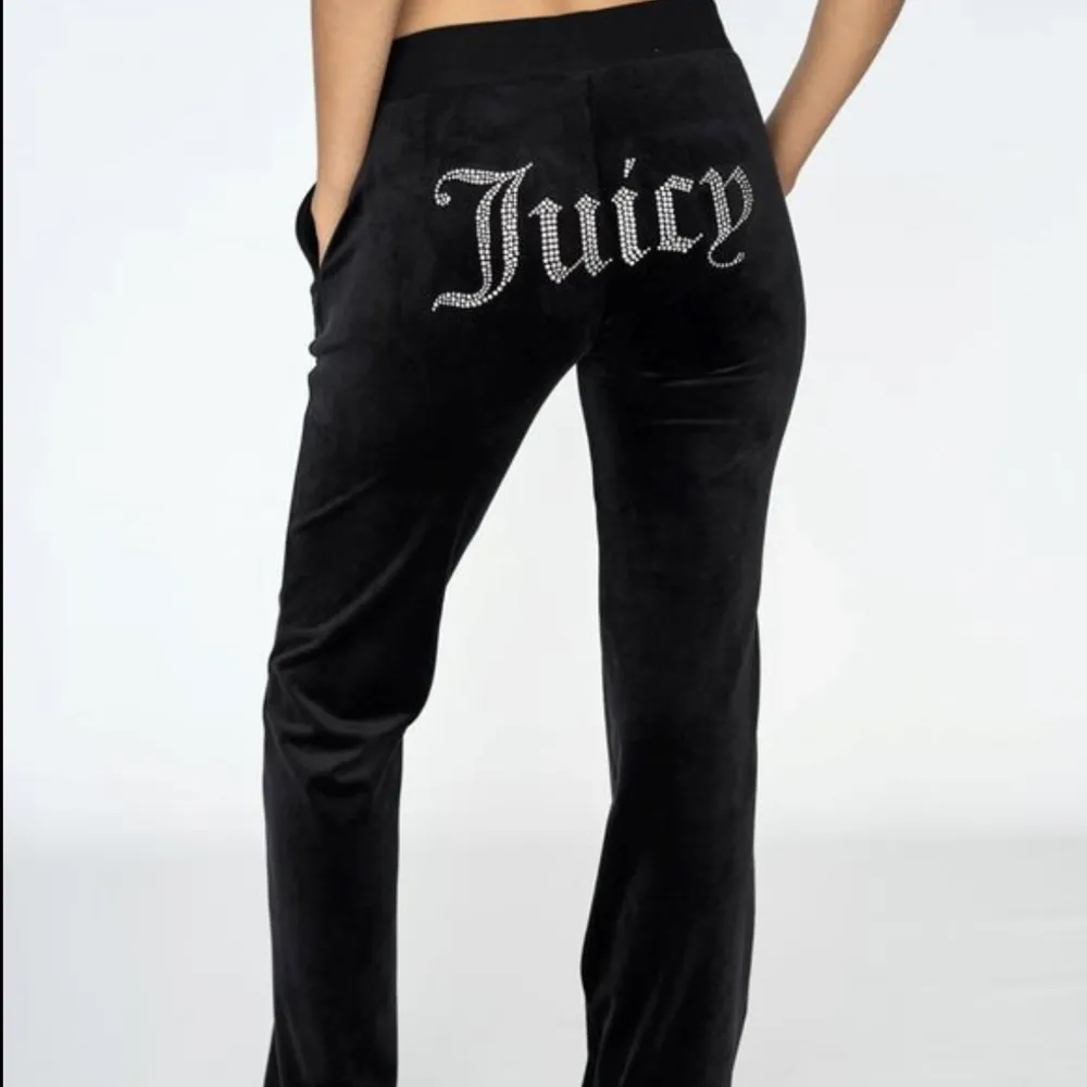 Svarta juicy byxor . Jeans & Byxor.