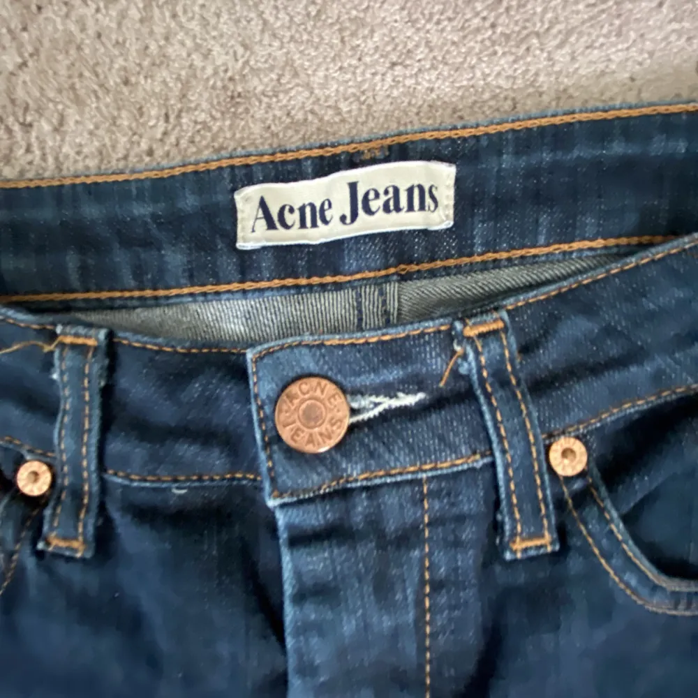 Jätte fina jeans, jag har aldrig använt de då ja köpte de secondhand och de inte passar mig. Men inga skador vad ja kan se. Förutom lite på baksidan på benet (du kan be om närmare bilder på skadan eller liknande) . Jeans & Byxor.