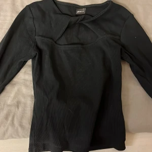 Tröja - Svart tajt tröja med detaljen över bröstet. Sitter superfint och bekvämt på. Säljer då jag inte använt den på ett tag.