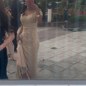 Balklänning - Endast använd under min bal. Väldigt fin klänning, de ba skriva vid ett intresse!