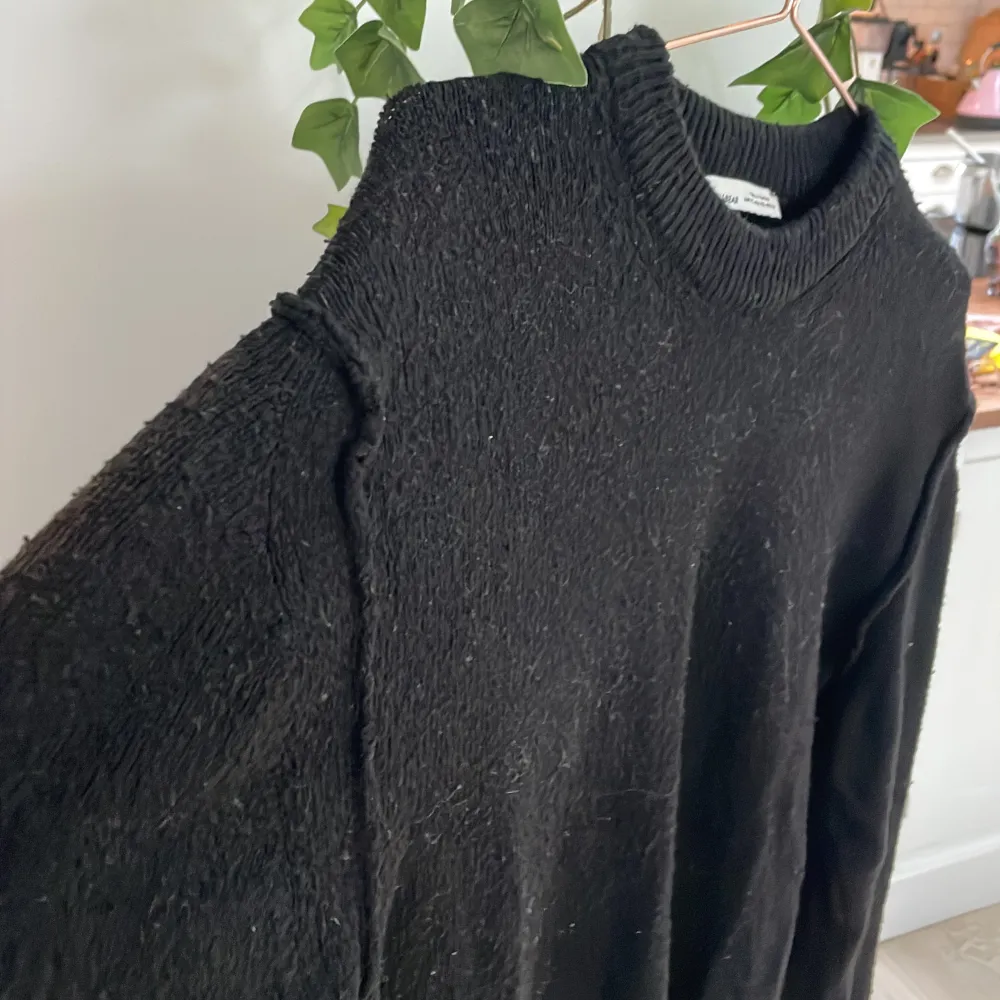 En svart stickad tröja ifrån PULL&BEAR i storlek xs. Har lite defekter.. Tröjor & Koftor.