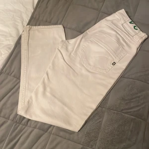 Dondup Jeans - Säljer vita Dondup jeans i storlek 34 i bra skick typ 8/10. Sitter slim fit.