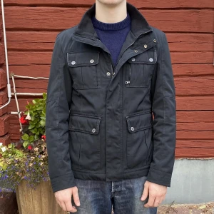 Field jacka - Hugo boss field jacka. Riktigt fet och najs nu inför hösten. Den är aldrig använd, ny skick. Modellen är 182 och 77 kg. Jackans storlek är 48.