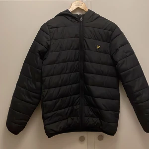 Lyle&scott jacka - Tja, säljer min lyle&scott jacka i storlek barn XL/14-15 år och sitter som en XS Cond 9/10 hör av er vid frågor eller funderingar 